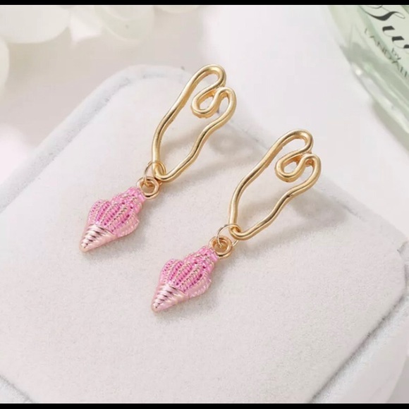 Pink Golden Beach Conch Shell Earrings - Picture 4 of 4